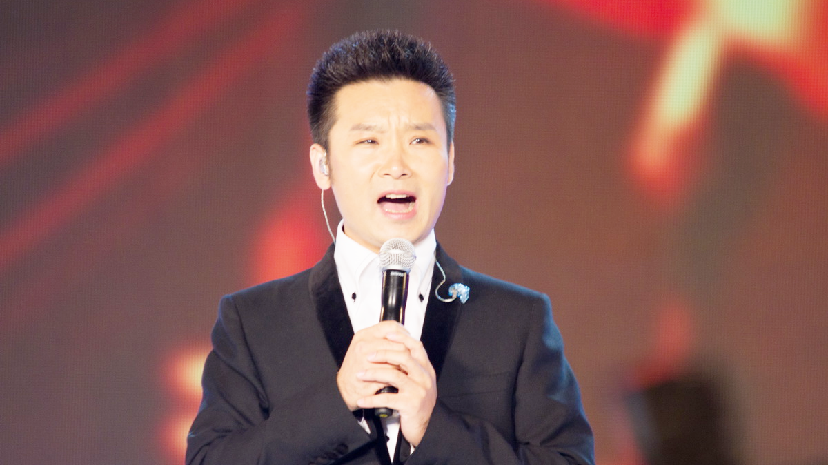 视频: 刘和刚动情演唱《 拉着妈妈的手》
