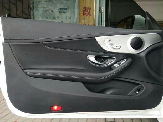 奔驰c200coupe的主门板怎么拆