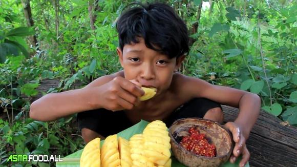 视频:小男孩,吃个菠萝却 硬生生吃出了肉的感觉