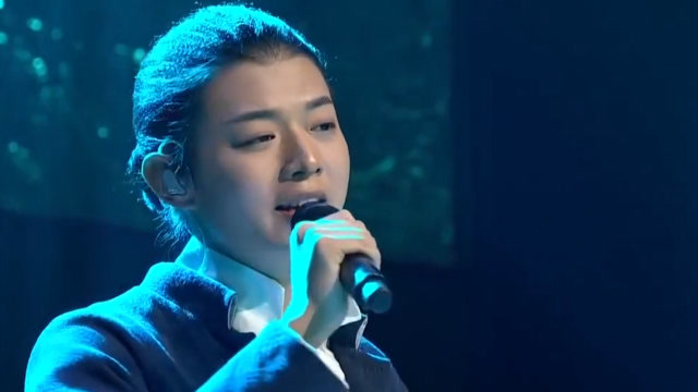  b>霍尊翻唱 /b>《夜空中最亮的星》,花式唱法太惊艳,原唱都没这感觉!