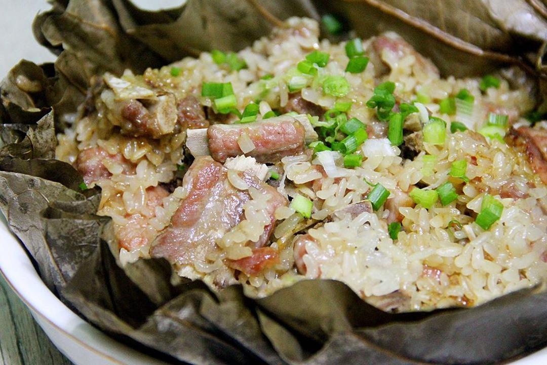 视频:教你做荷叶糯米蒸排骨,香鲜软糯,做法简单,太好吃了