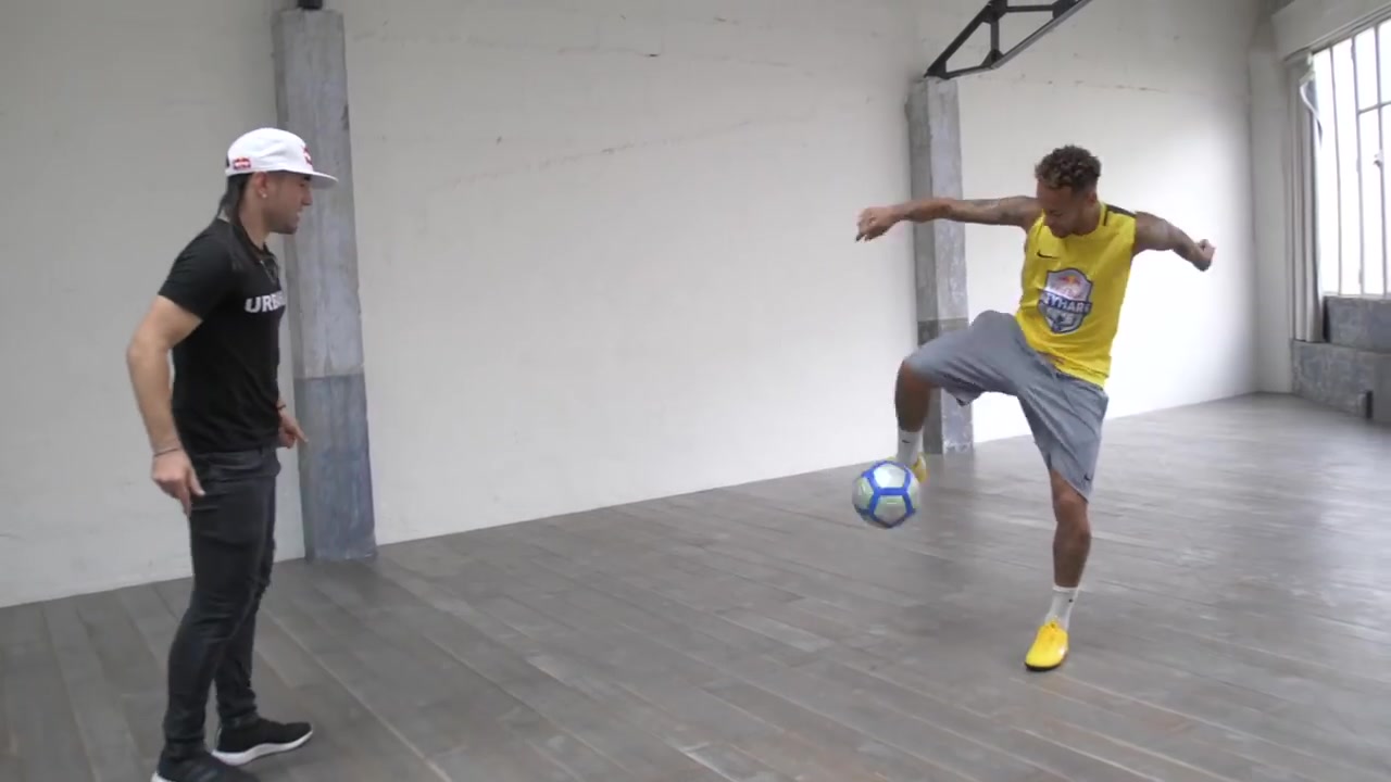 内马尔和 b>贾尼尔 /b>(世界花式足球冠军)互飙球技