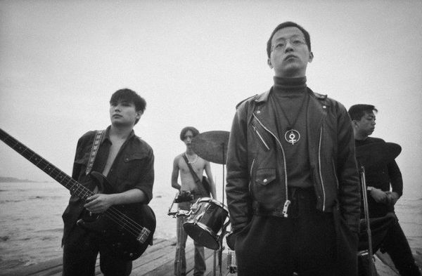 做梦乐队阵容:主唱:窦唯,吉他:吴珂,贝司:陈劲,键盘:白方林,鼓手