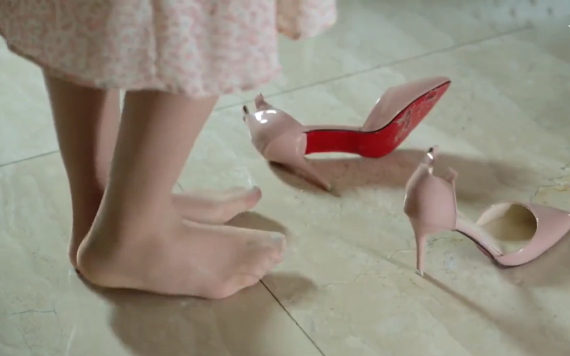 陈嘉男 穿高跟鞋站太久,脱下来露出丝袜被老总看到