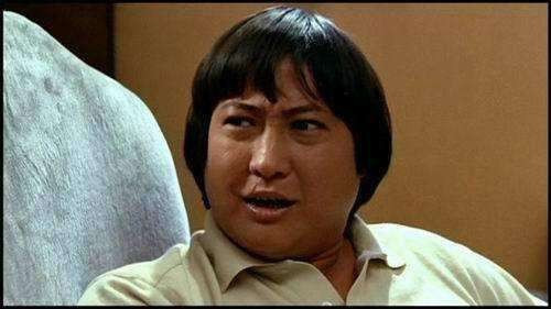 洪金宝落魄找何冠昌借钱,二话不说每个月借四千,你落魄谁会借钱给你?