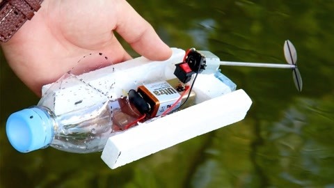 diy实验室: 简易的动力小船, 矿泉水瓶就能做好!