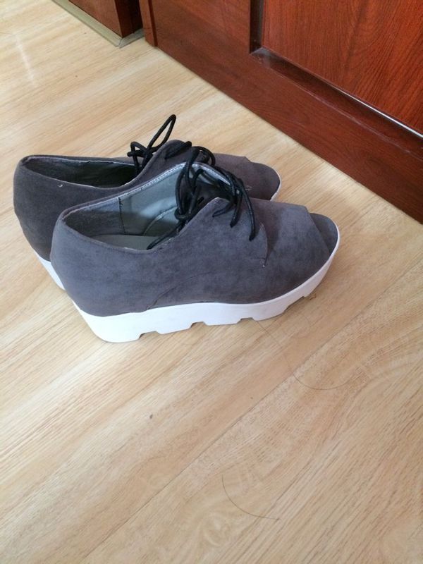 香槟色的伴娘服搭配灰色鞋子好看吗?