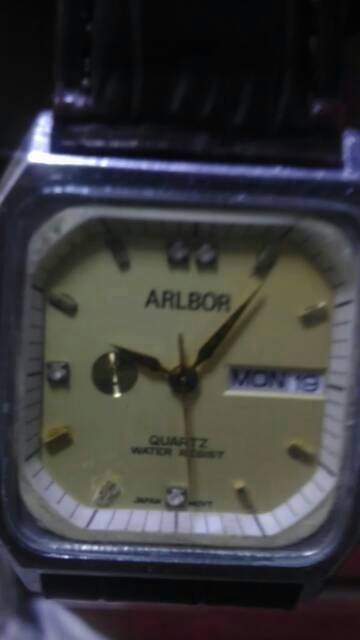 我有一块手表牌子是ARLBOR 英文缩写是AR 买