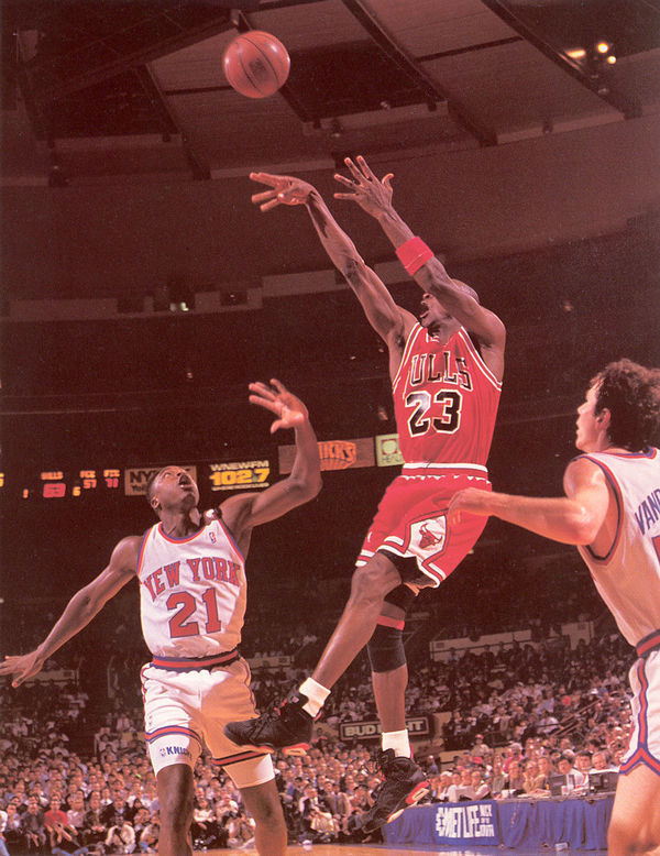 求投篮后手指拨球的照片