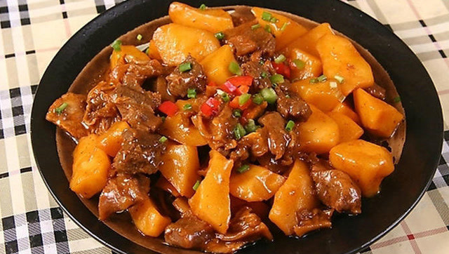 土豆炖牛肉,土豆融进牛肉的鲜汁,绵软细腻!