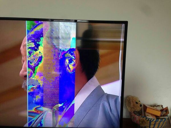 电视机屏幕坏了,出现彩条,如图片所示,找人来修