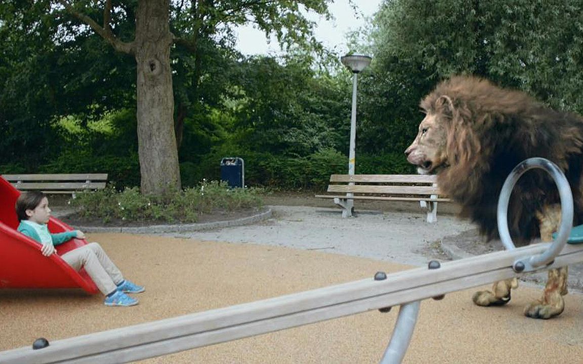 几分钟看完 b>狮子吃人 /b>吃上瘾的恐怖片《狂暴凶狮》