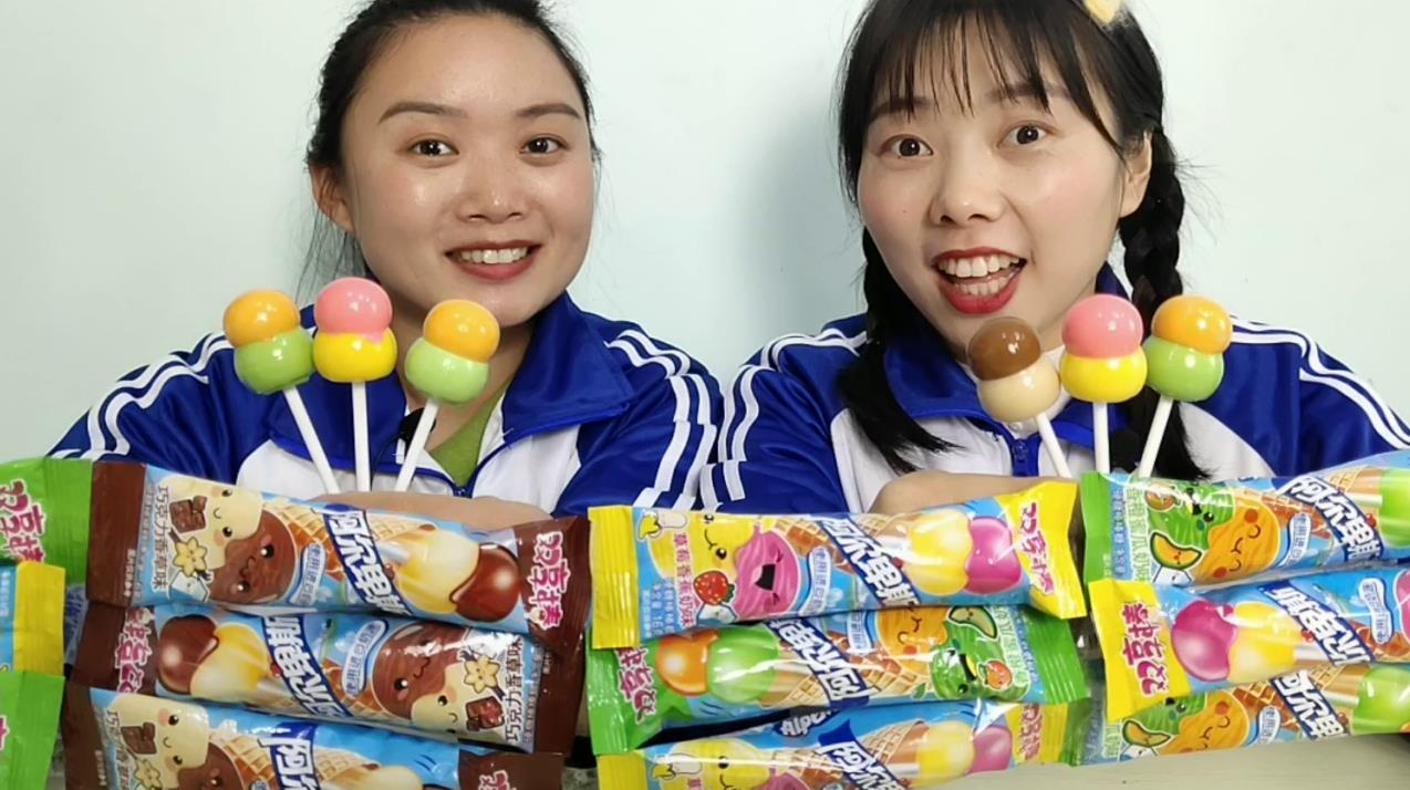 闺蜜恶作剧:"双享棒棒糖"两颗球不同口味全吮遍不给闺蜜尝,逗