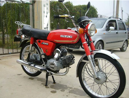 为什么金城铃木和豪爵铃木AX100排气管声音不一样?感觉豪爵的排气声音不清脆，而金城的声音好听