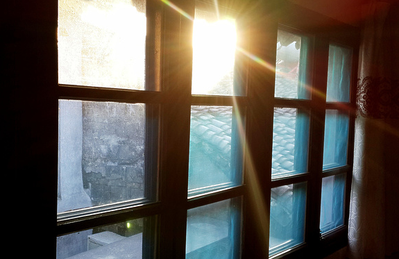 为什么密闭的房间嗡嗡作响,一开窗户就没有声音了?