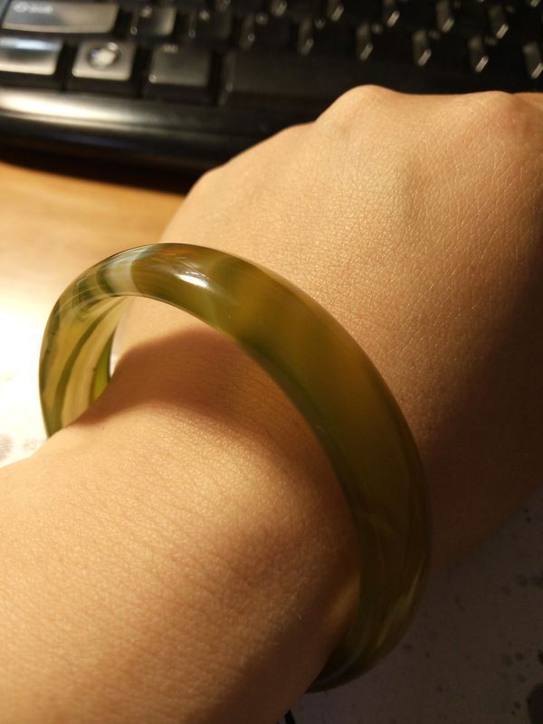 07年在苏州渭塘珍珠城买的镯子,不知是什么材质,请大家帮忙鉴定下,谢