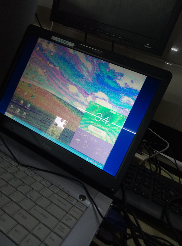 索尼pcg-7v1t笔记本开机花屏我  外接vga却显示