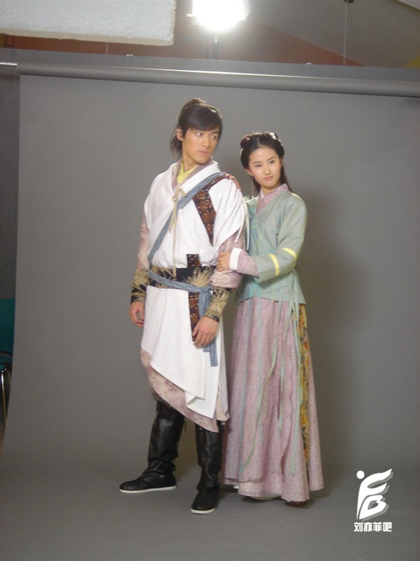 谁能帮找几张李逍遥的全身照,没有的话合成的也行.