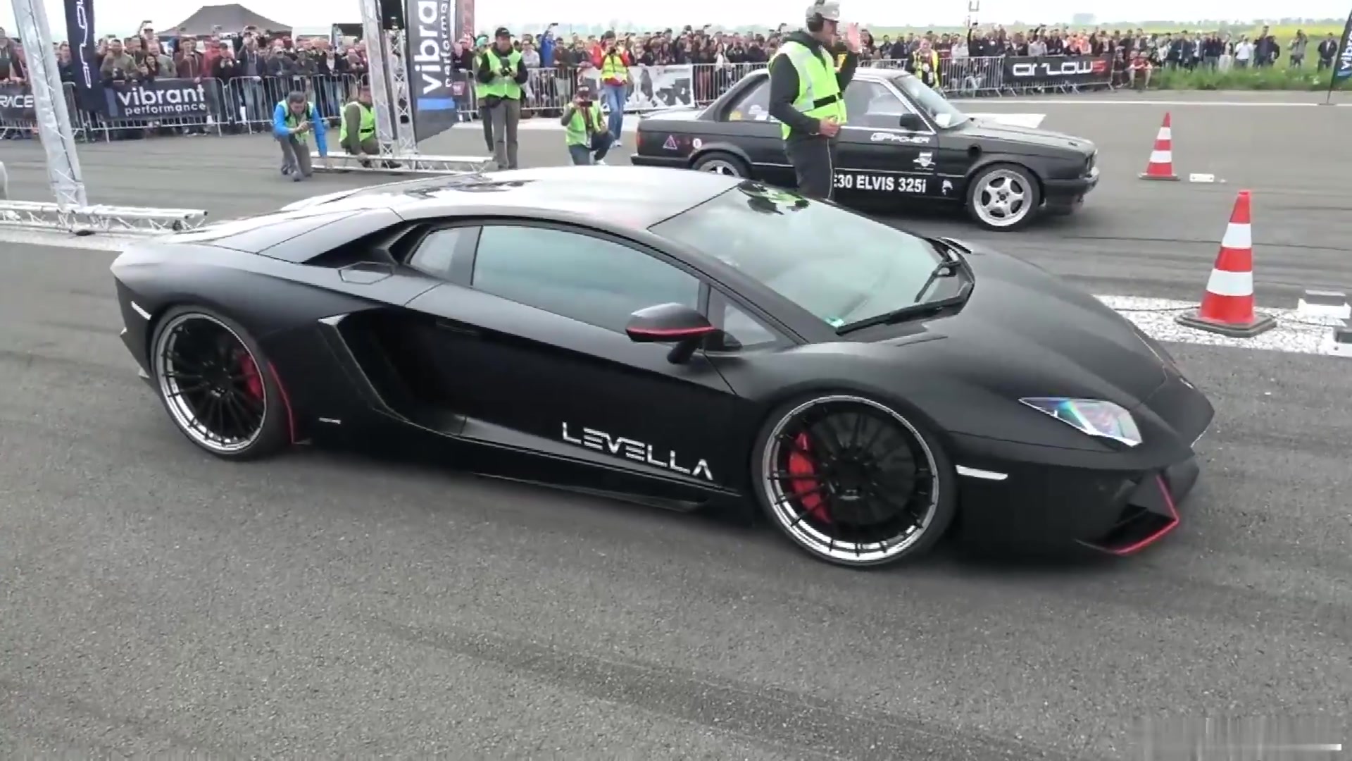 725匹宝马e30正面刚兰博基尼lp700-4,结局可想而知