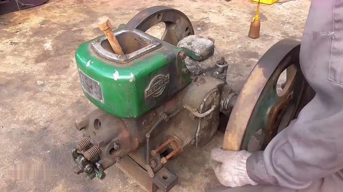 单缸柴油机大维修视频:实拍老师傅大维修,这手艺没十几年下不来