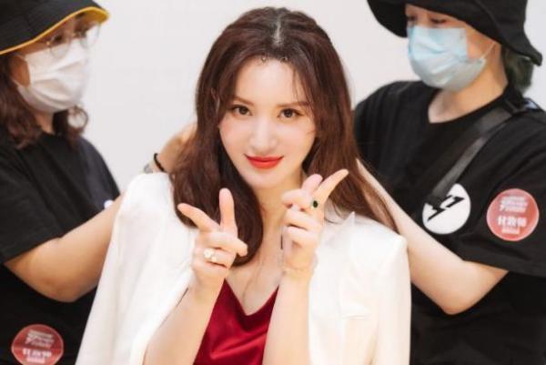 张萌:大雷雷喜欢勾肩搭背咋还没改,她为什么这么调侃雷佳音?