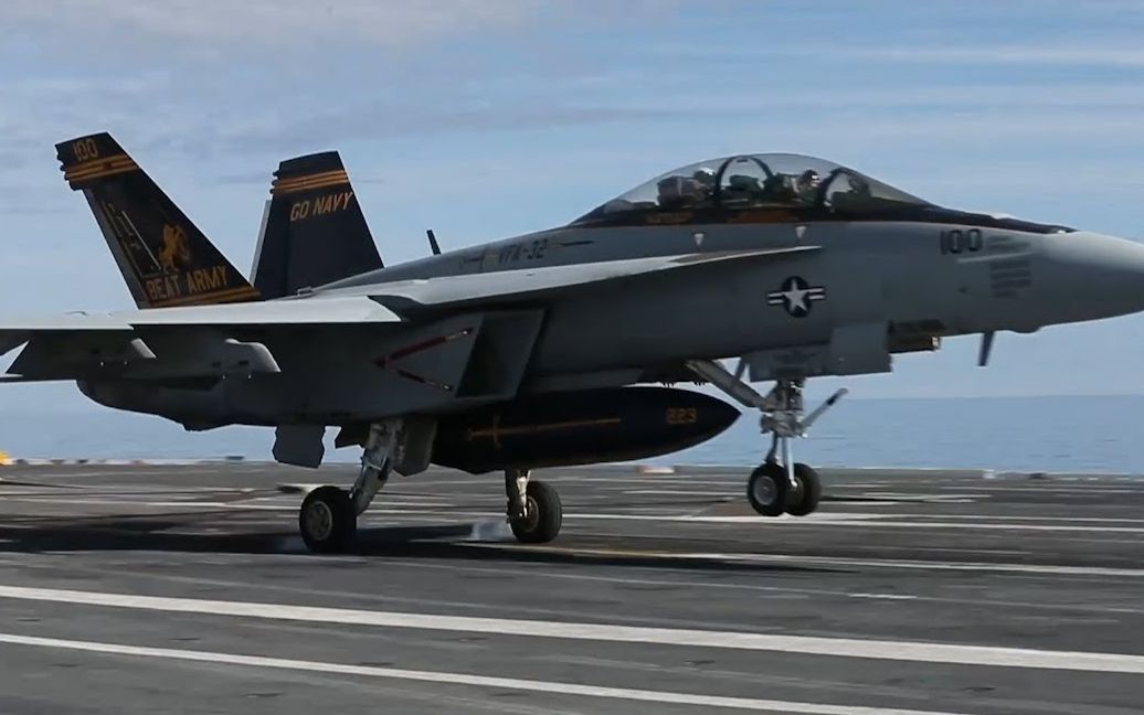 《f18模拟起降2》f18 超级大黄蜂航母降落