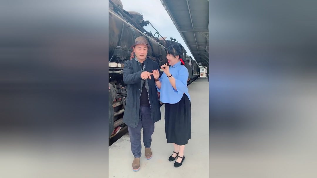 大家早上好与演员程泓老师一起来段,场景上海影视乐园火车头,感谢程