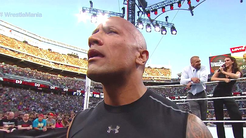 回顾: 洛克被 wwe老板娘赶下擂台,这一刻的 洛克显得好落魄