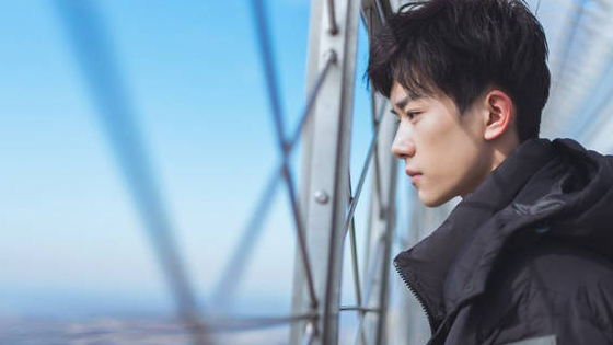 大写的优秀！易烊千玺照片登上纽约帝国大厦名人墙