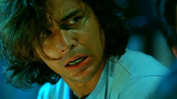 雷宇扬演电影鬼片,在街头敲碗,很多鬼过来,求片