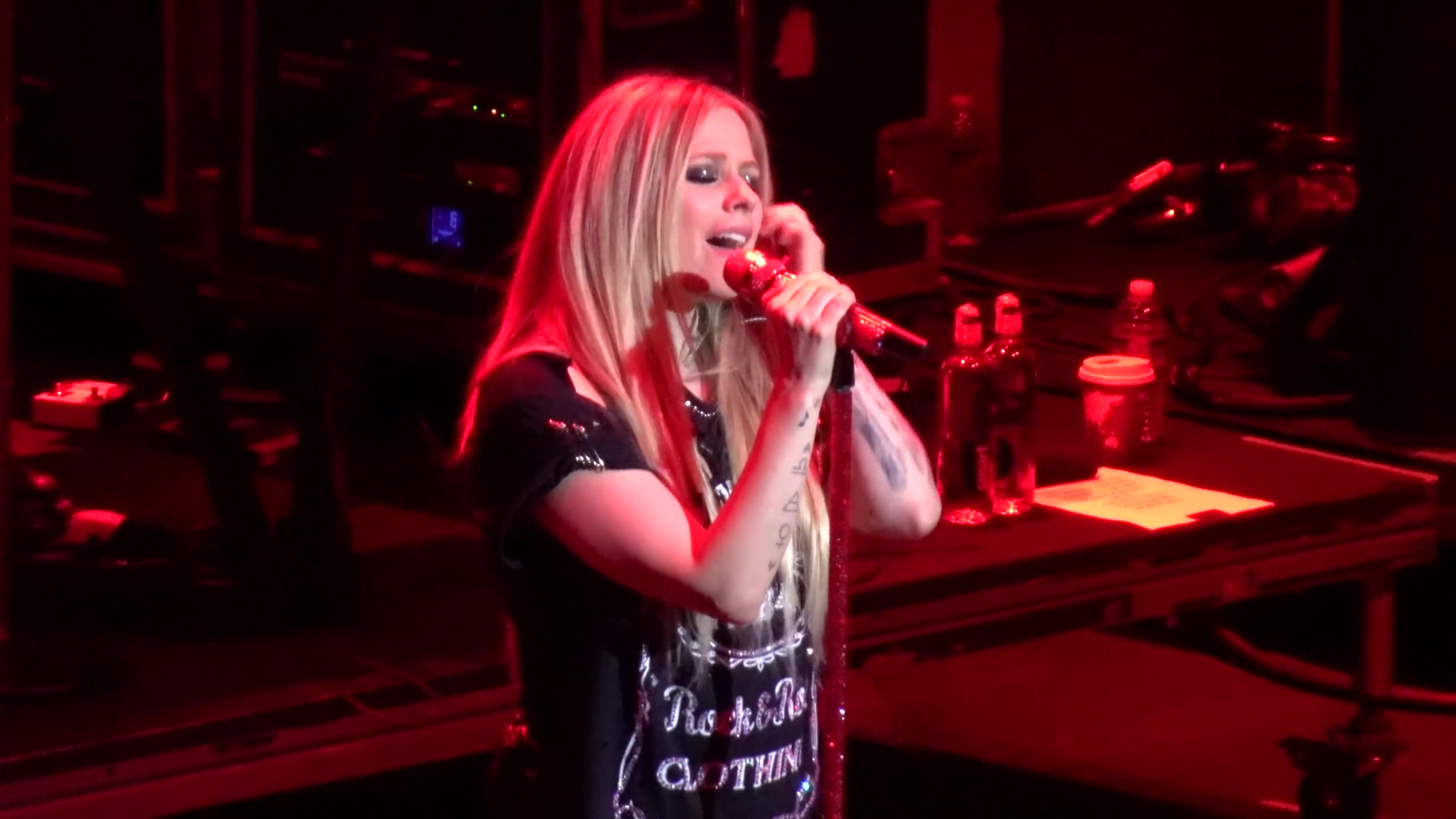 [图]【艾薇儿】Avril Lavigne-I Fell In Love With The Devil (2019演唱会现场live)