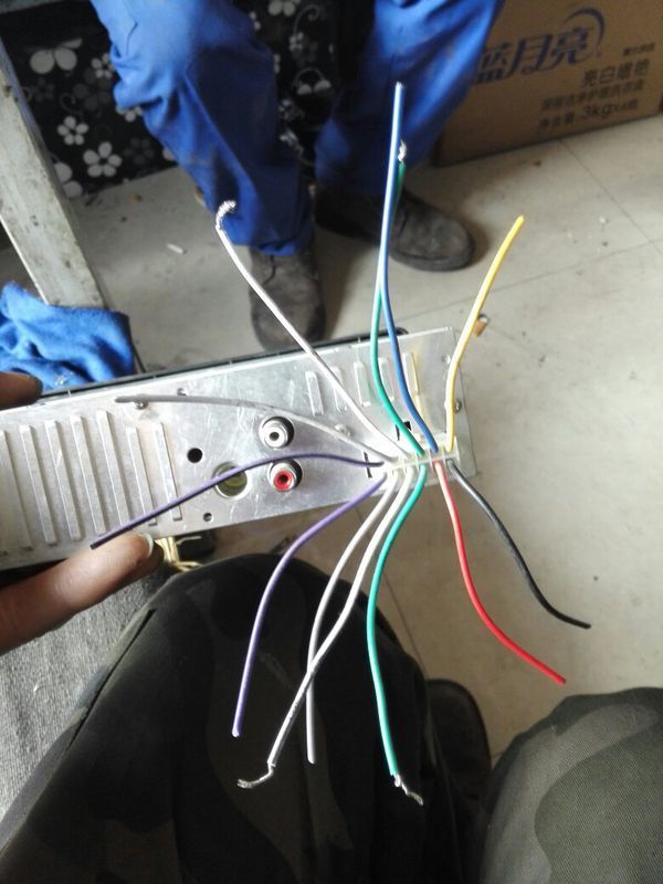 谁能帮我看看这个车载录音机怎么接 我用十二负电源接红线和黑线