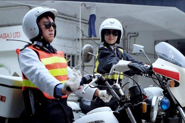 《逃学威龙2》里,鄙视星爷的女警察扮演者为何至今未知?