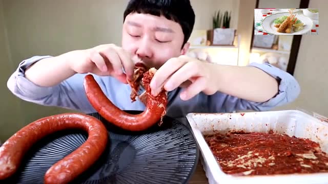 韩国小哥吃播,吃烤肠蘸辣椒粉,吃相不简单