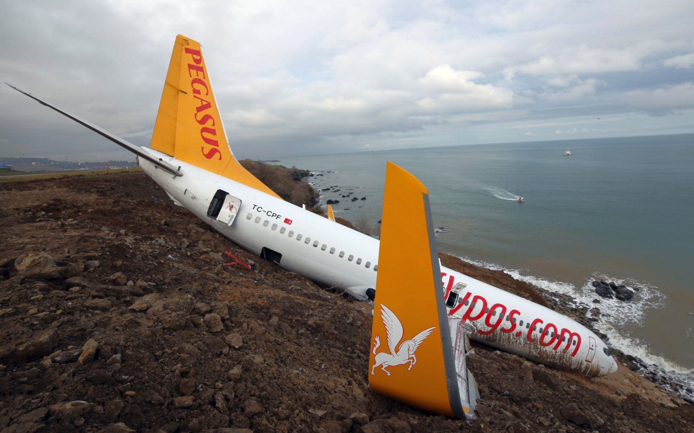 土耳其飞马航空【737-800】冲出跑道后解困实录