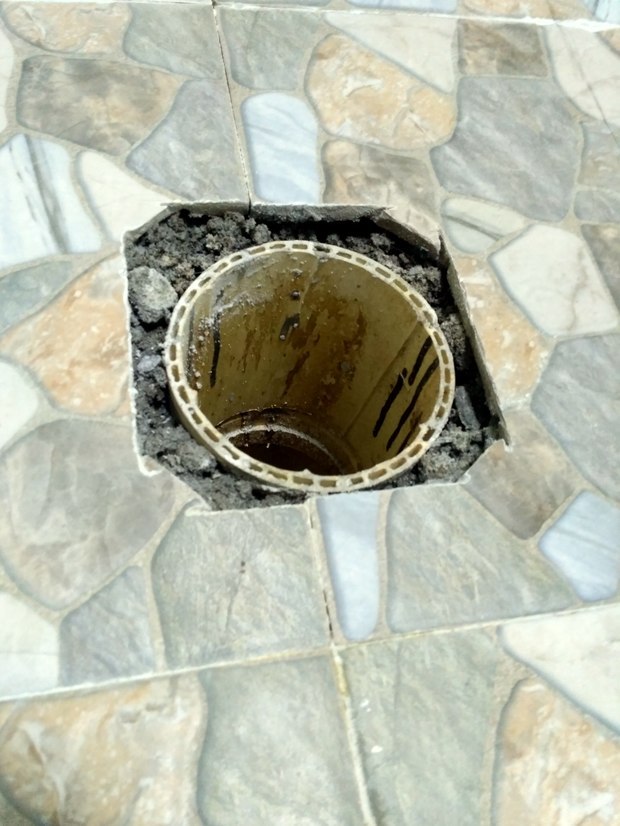 马桶排污口低于瓷砖图片
