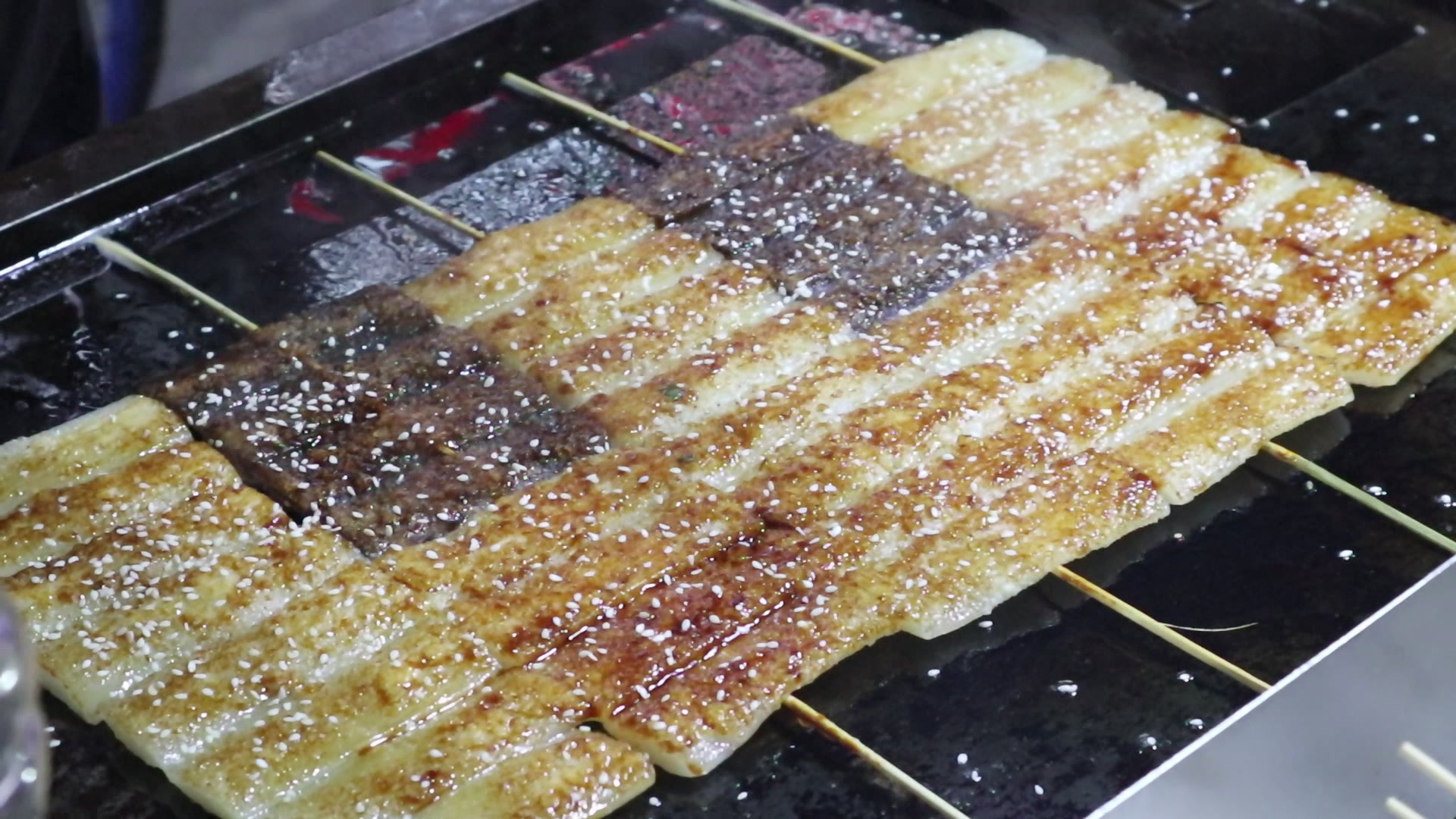 [两元一串 铁板年糕|夜市 小吃|热量爆炸!