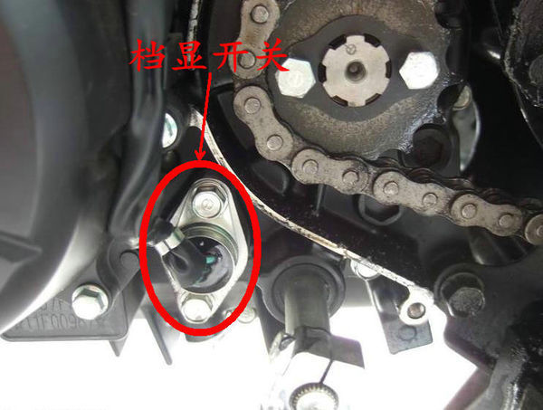 摩托车的档位开关在什么位置,都与什么连接?