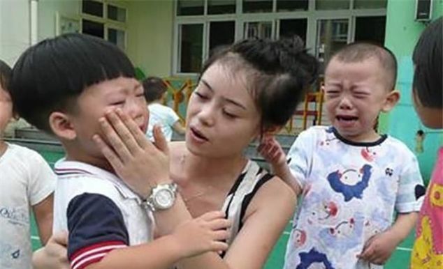 幼师让孩子自己打