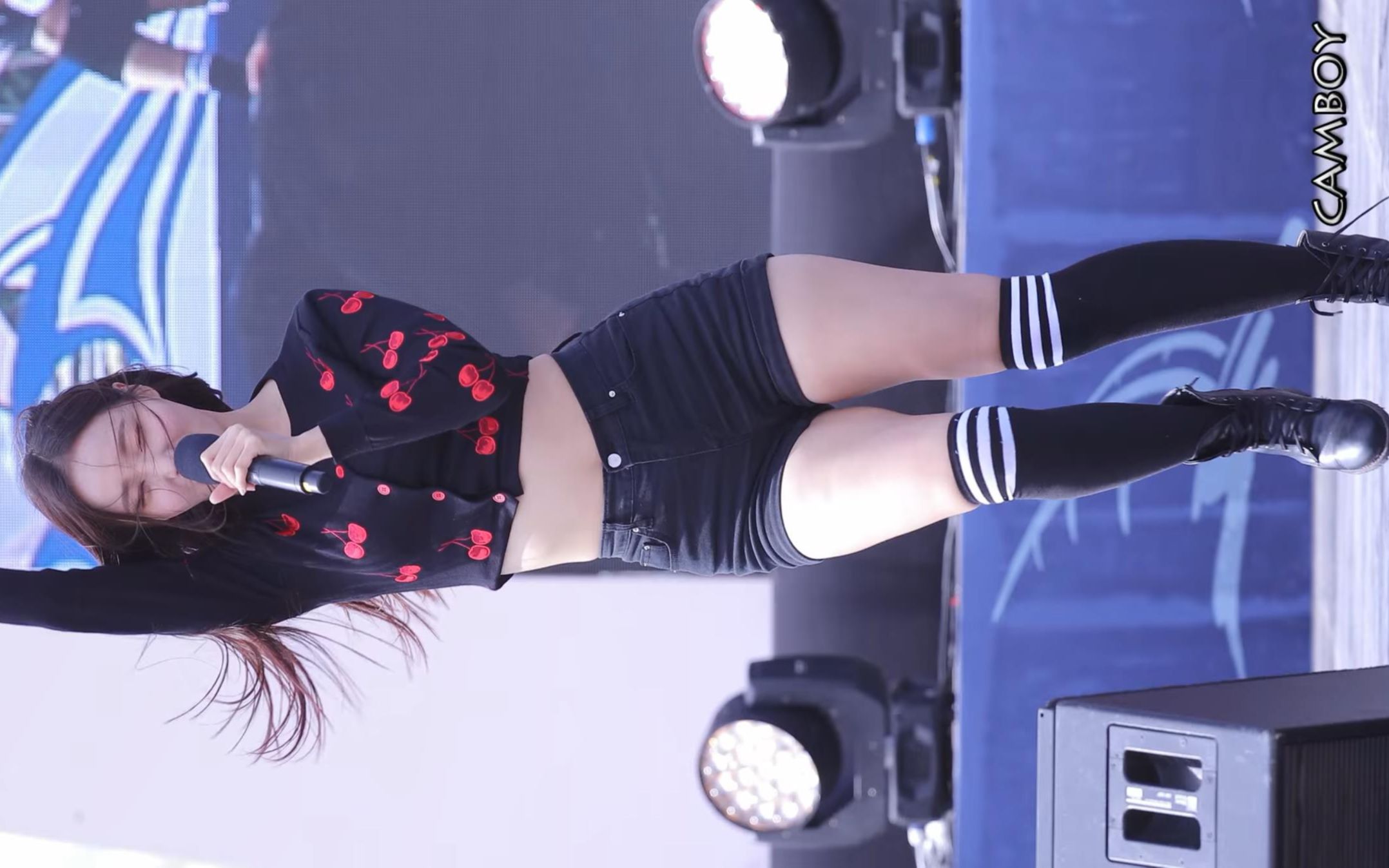 韩国美女组合momoland长腿美女妍雨活动现场