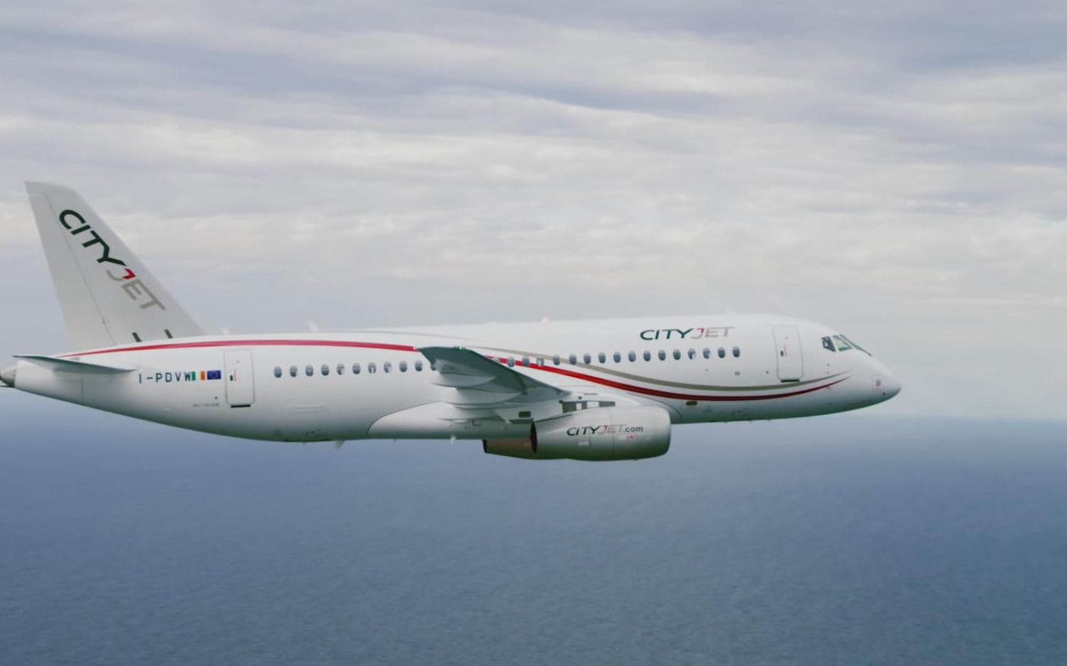 【航空精品】唯美空对空视角拍摄  苏霍伊超级喷气机 ssj 100