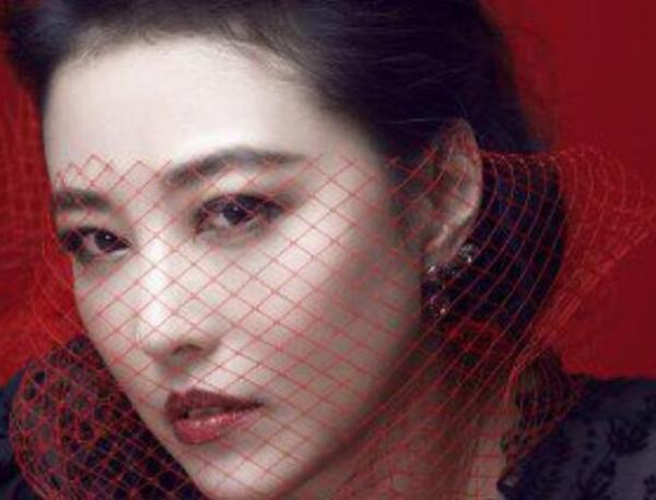 《阴风耳》是由梁鸿华执导的一部恐怖片,主演:万绮雯,车婉婉,黎耀祥