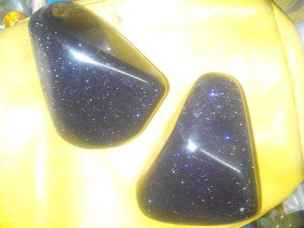 这二个是什么样了,石头里面有很多星星会发光的,他有价值吗,叫什么的