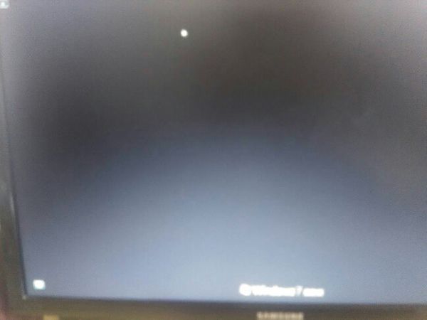 电脑开机一直黑屏,显示win7图标,还有轻松访问