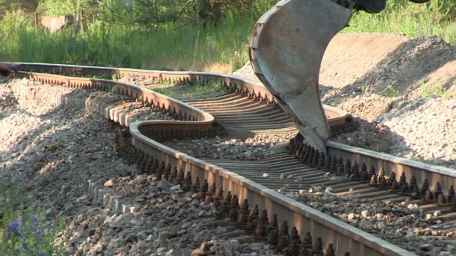 国外铁路轨道偏移用 挖机铲斗使劲拽?网友:简单粗暴精度咋保证?