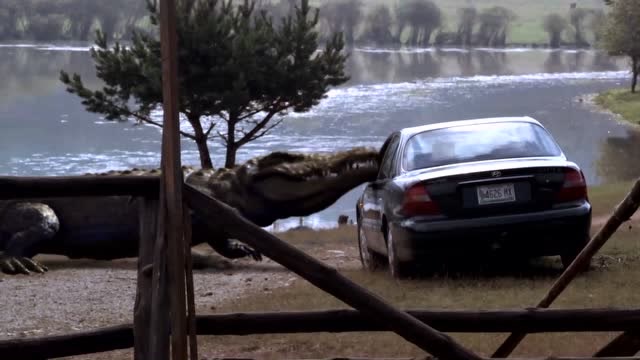 史前巨鳄3:小伙想驾车找帮手,谁料巨鳄出现,一口咬住了他的车