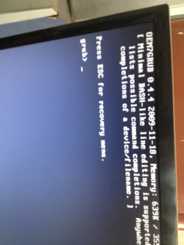 我的电脑开机以后出现好多英文字母OEMR…0