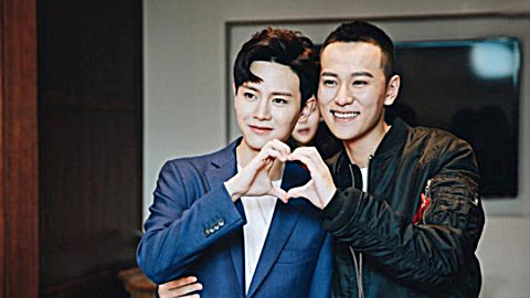 任嘉伦和秦俊杰片场魔性尬舞,姿势相当妖娆,简直停不下来