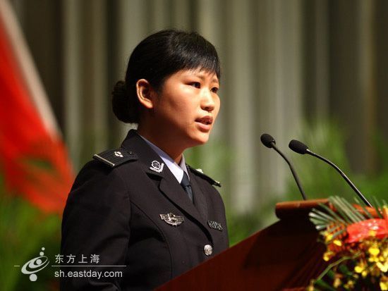 汶川大地震一个女警察给 孩子喂奶时的一个 女的 唱的歌曲很好听的