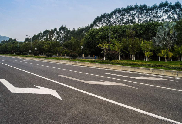 道路中间的白色实线表示什么意思?